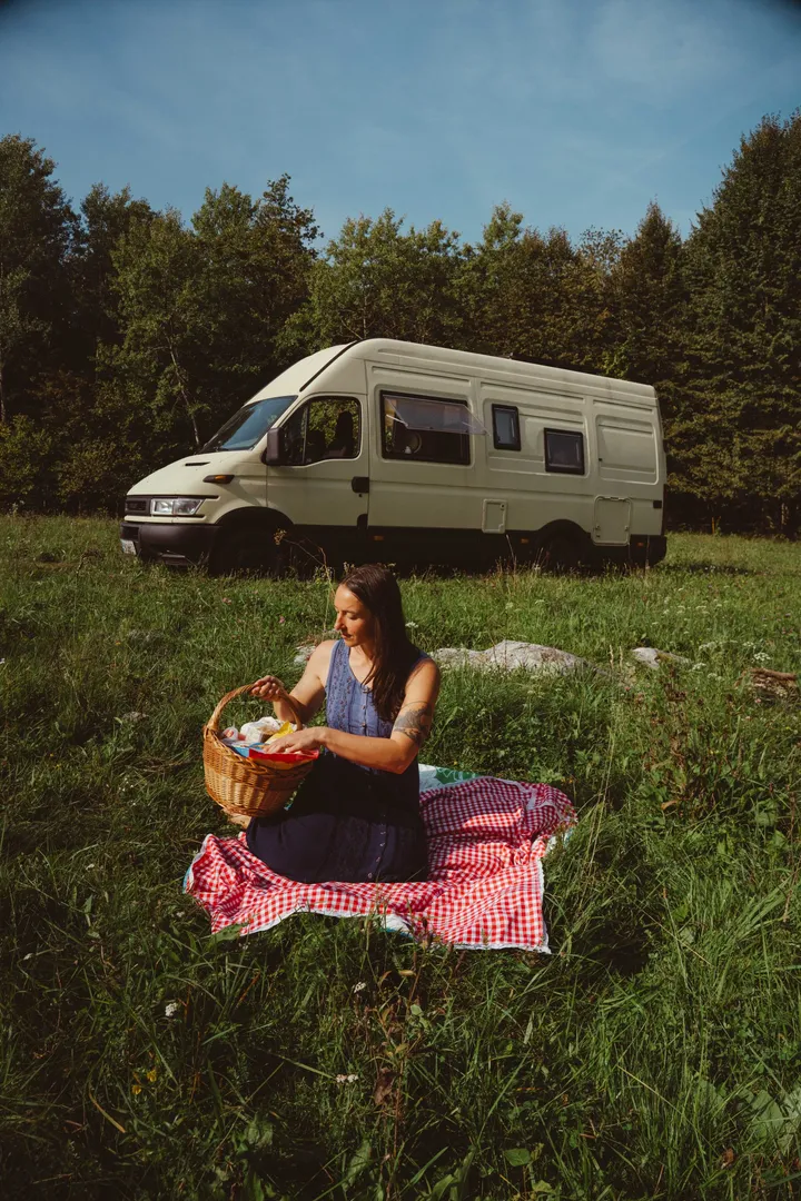Klara na pikniku ob kamperju.